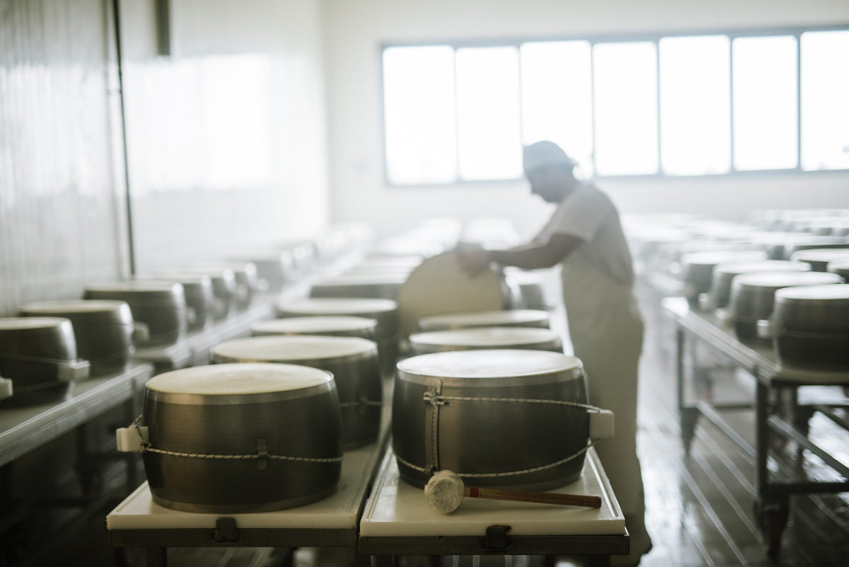 Voltatura della forma di Parmigiano Reggiano