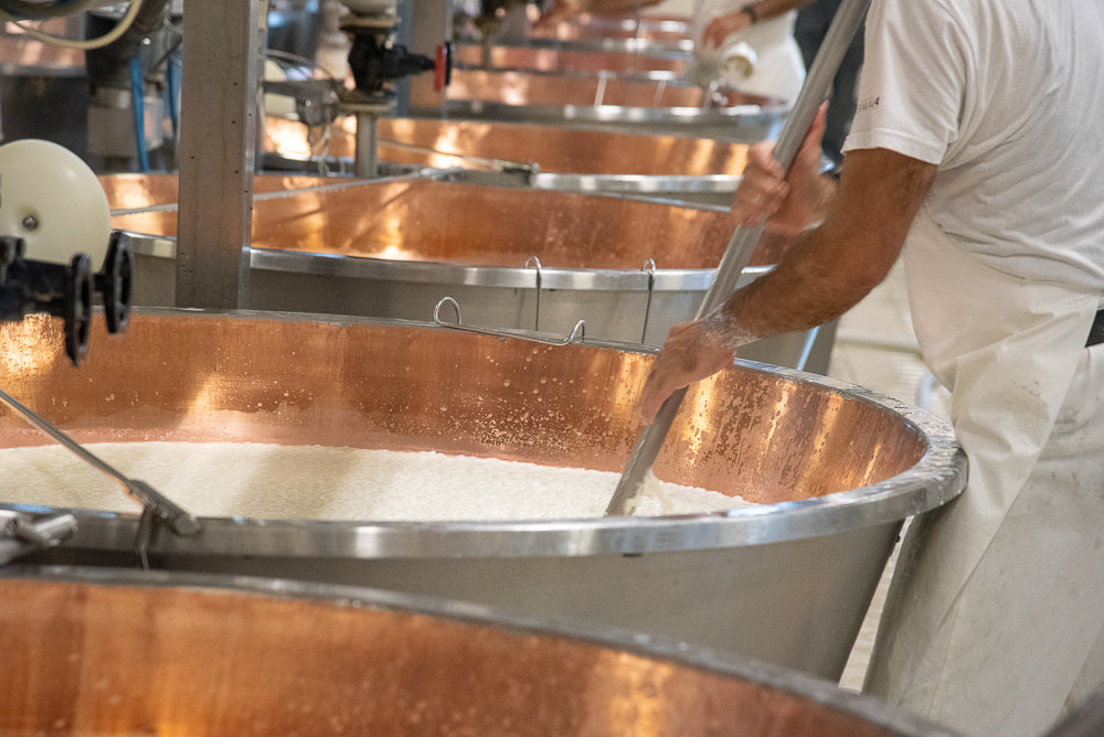 Il casaro al lavoro sulla caldaia di rame
