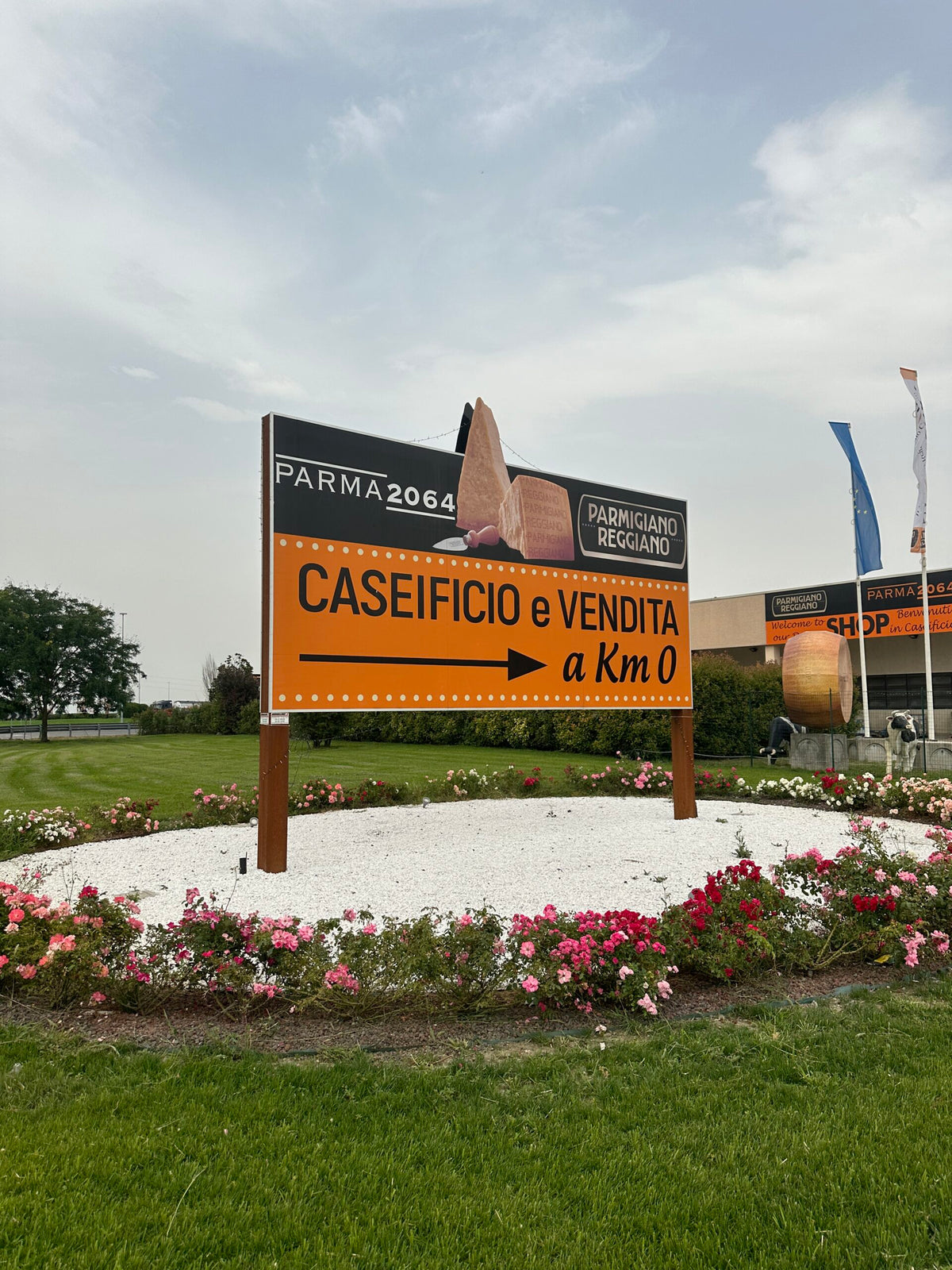Insegna stradale Parma2064 all'ingresso del caseificio: caseificio e vendita a km 0
